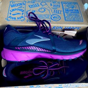 Brand new brooks adrenaline GTS20 size 9 never worn comes in original box